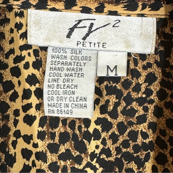 Vintage Fy2 Petite 100% Silk Blouse Button Down Leopard Print Padded Shoulders - Picture 3 of 8